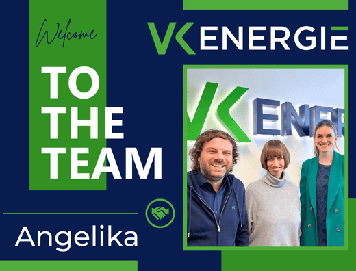 Prof. Dr. Johannes Jungwirth, Angelika Zippl und Jana Winkler stehen lächelnd vor einem VK Energie-Logo an einer Wand. Text auf dem Bild: "Welcome to the team, Angelika."