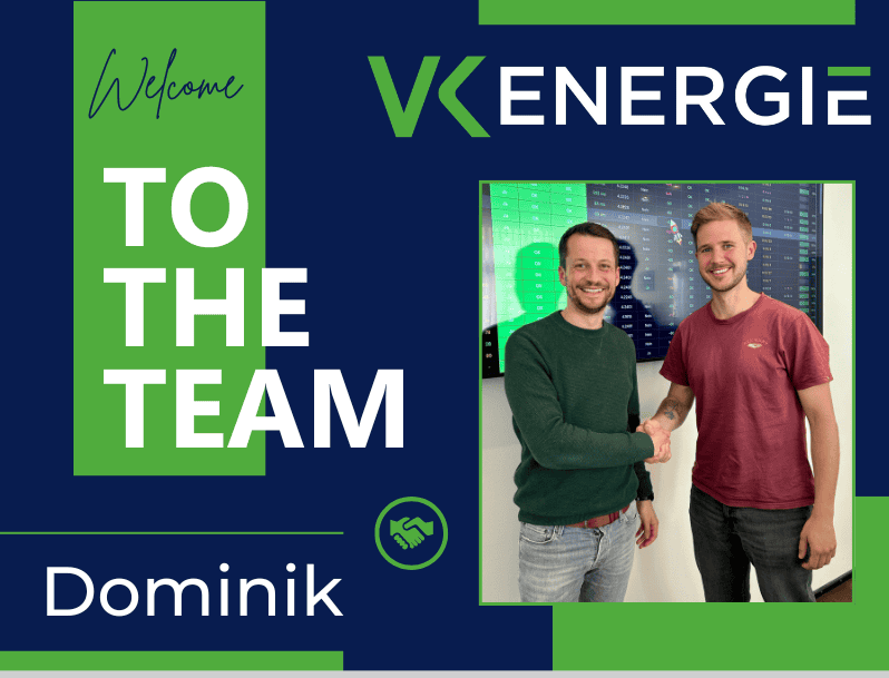 Dominik Bunzel und Michael Jedinger stehen lächelnd nebeneinander und schütteln sich die Hand. Im Hintergrund ist ein Bildschirm mit Daten zu sehen. Text auf dem Bild begrüßt "Dominik" im Team von "VK Energie".