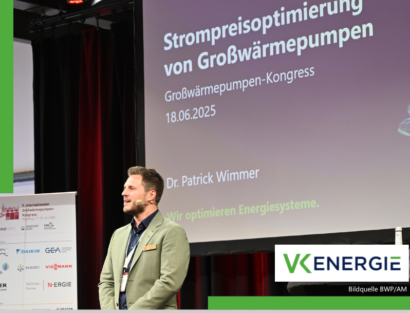 Dr. Patrick Wimmer, Vertriebsleiter von VK Energie, spricht bei einer Präsentation über „Strompreisoptimierung von Großwärmepumpen“ auf dem Großwärmepumpen-Kongress 2025.