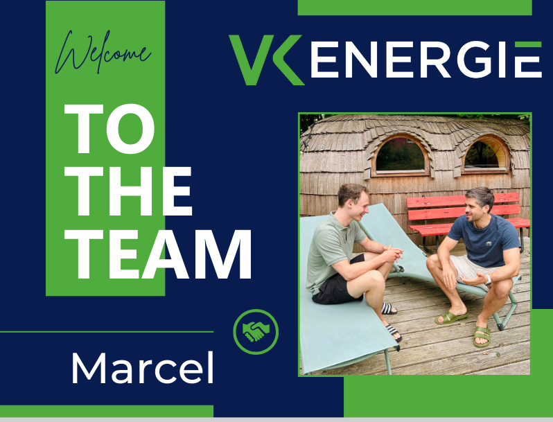 Marcel Schmid verstärkt unser Entwicklungsteam mit der Aufschrift „Welcome to the team Marcel“. Rechts im Bild unterhalten sich Marcel Schmid und Dennis Atabay barfuß auf einer Holzterrasse vor einer rustikalen Hütte.