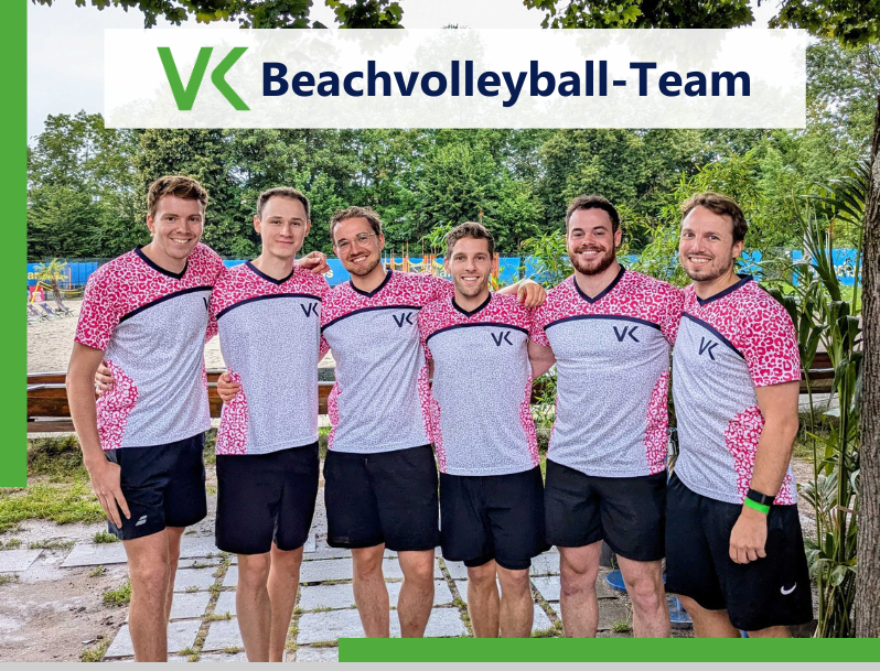 Sechs Spieler des VK Energie-Teams stehen nebeneinander und lächeln in die Kamera, sie tragen einheitliche Trikots mit rosa-weißem Leopardenmuster und der Aufschrift "VK". Über ihnen steht der Text „VK Beachvolleyball-Team“.